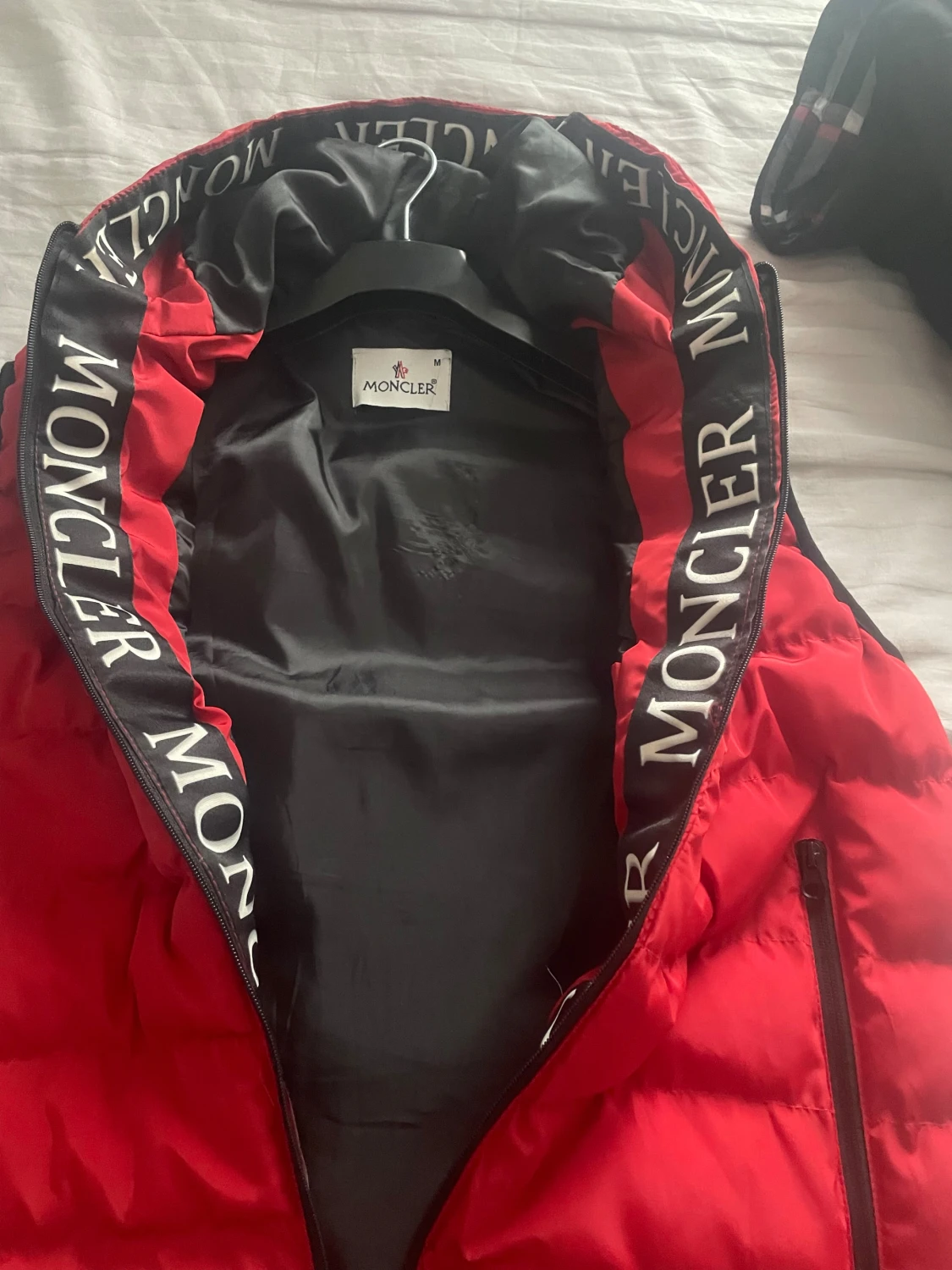 Röd Moncler dunväst med huva - 1