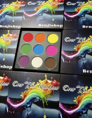 Over The Rainbow ögonskuggspalett - Superfärgstark ögonskuggspalett med 9 matta nyanser: röd, orange, gul, grön, blå, rosa, lila, vitskimmer och brun. Paletten har en stilren svart förpackning med spegel och regnbågsdesign på locket. Perfekt för kreativa och uttrycksfulla looks. Handgjord av mig. 