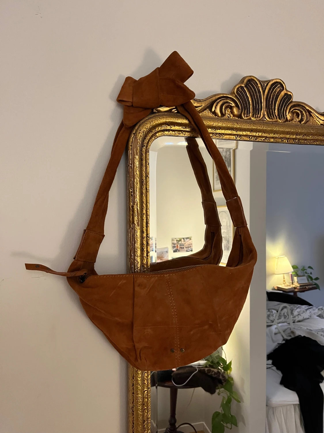 Brun axelväska i mocka med rosett