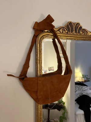 Brun axelväska i mocka med rosett - Brun axelväska i mocka med rosett från Beck Söndergaard