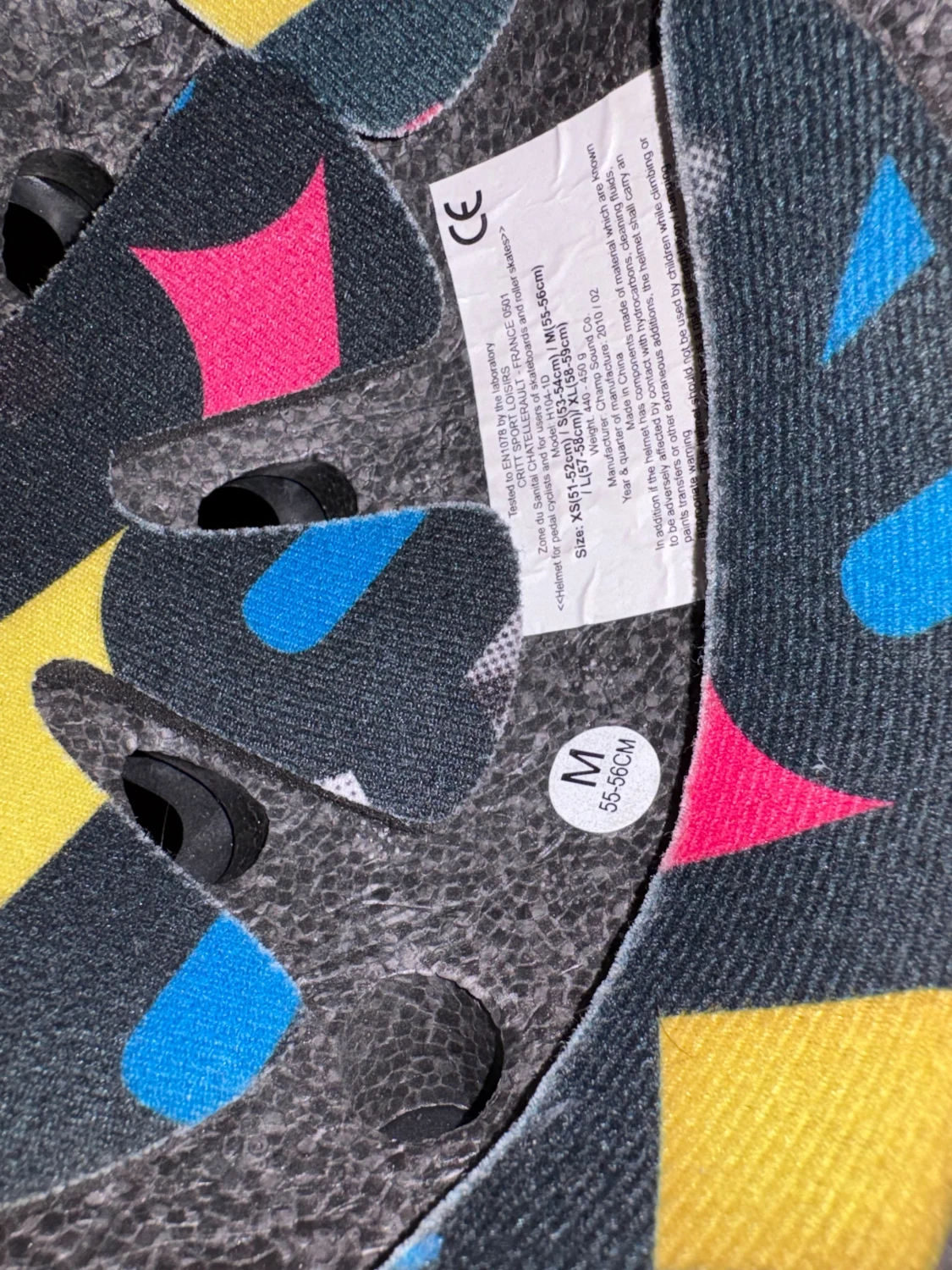 Svart cykelhjälm med färgglad insida - 3