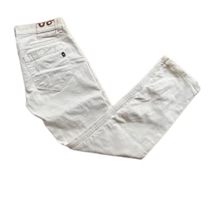 Vita byxor från Dondup - Snygga vita byxor från Dondup, tillverkade i Italien. Storlek 30 men passar 29. Säljer för att dom är för små, finns också en defekt på högra baksida ficka finns bilder om ni vill ha.