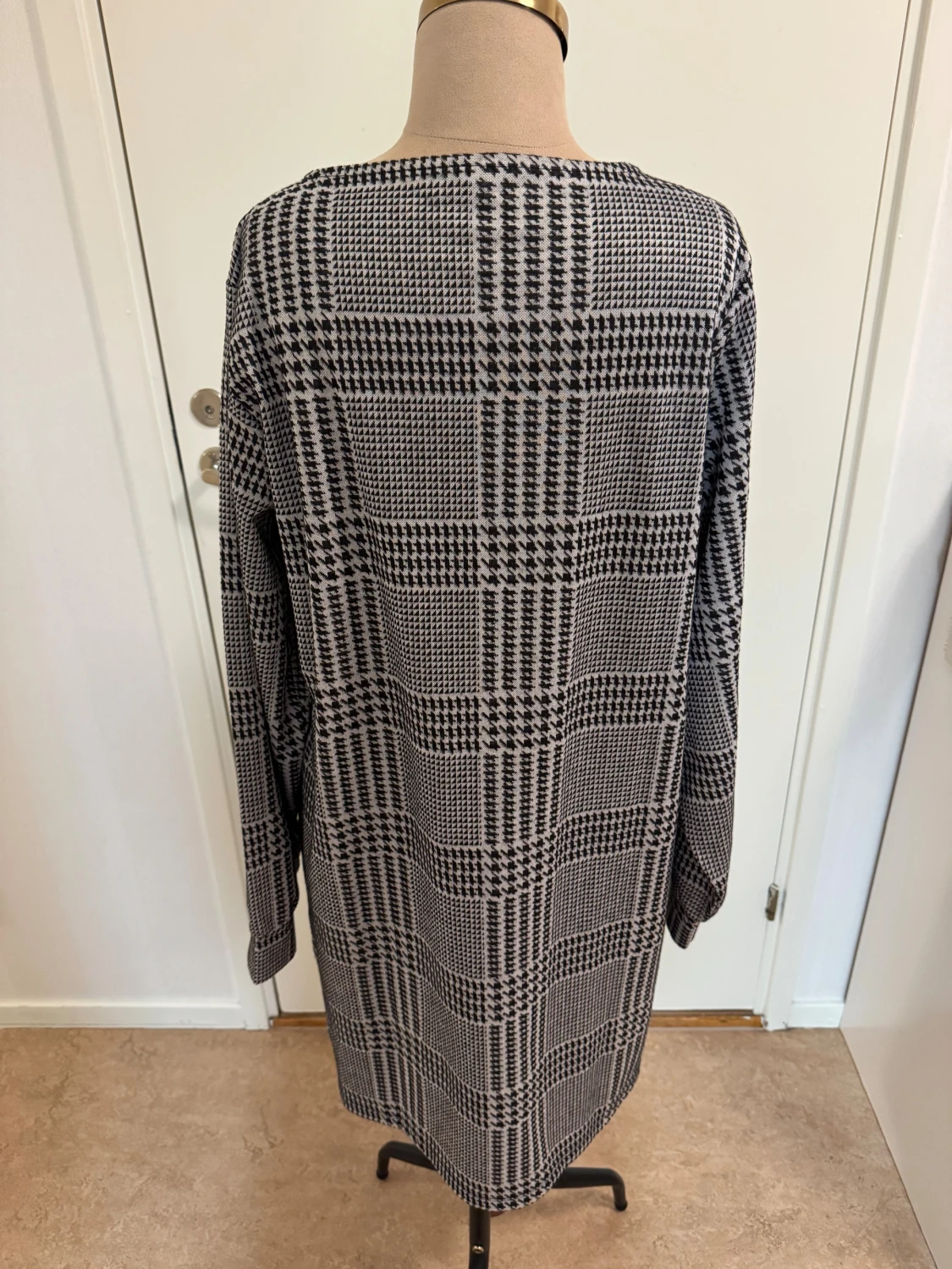 Rutig långärmad klänning Jacqueline de Yong - 1