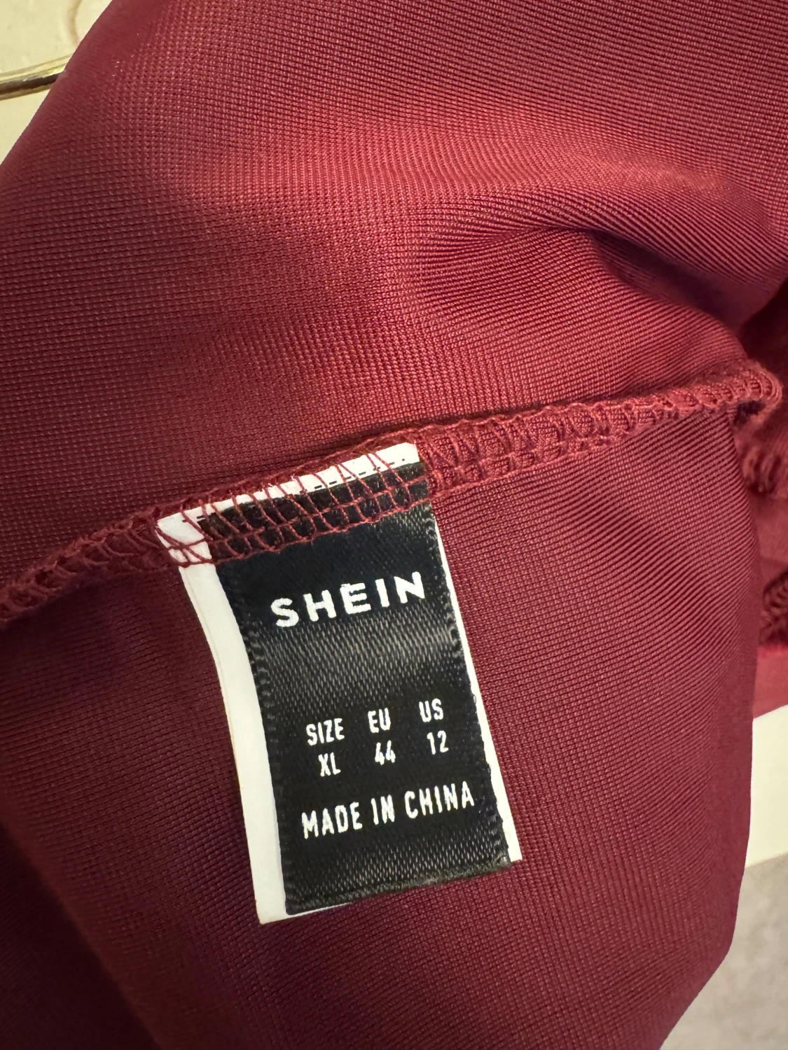 Vinröd sammetsklänning från SHEIN - 2