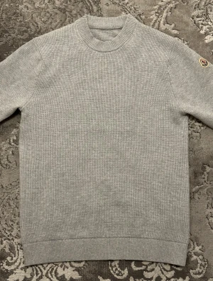 Moncler tröja - Fin stilren stickad Moncler tröja med diskret logo på armen, passar alla tillfällen och den är använd en gång helt ny, pris kan diskuteras vid snabb affär.