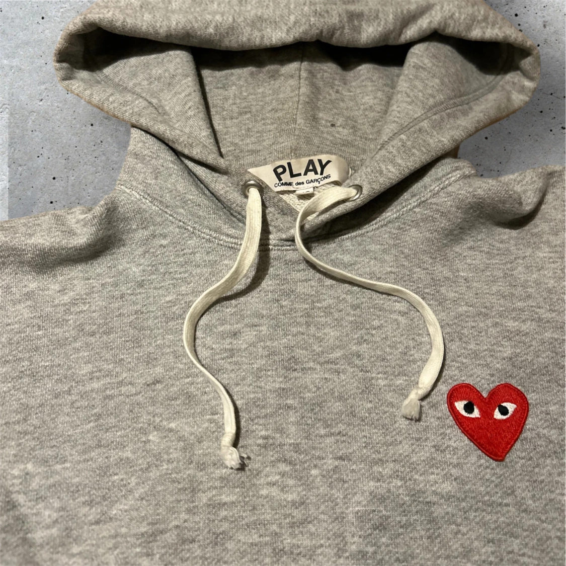 Grå hoodie Comme des Garçons Play - 1