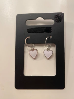 Hjärt örhängen  - Säljer ett par otroligt gulliga hjärt örhängen, helt oanvända. De är extremt lätta och ej i äkta silver, perfekt för gulliga eller minimalistiska outfits ❤️