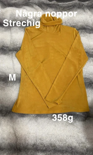 Gul polotopp i stretchig material M - Säljer en gul polotopp i stretchigt material. Toppen har lång ärm och hög polokrage, perfekt för lager-på-lager. Enkel och stilren design som funkar till många outfits.🌸 Några noppor. Strechigt material. Storlek M