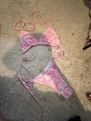 Rosa bekini  - Super fin bekini från Shein! Aldrig använd enbart testat och den var för står så därför säljer jag den. Överdelen är i storlek M och underdelen i XS