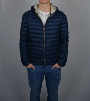 Colmar Jacka - Riktigt schysst Colmarjacka i storlek 50 (M), som är perfekt nu till vintern. Jackan är i fint skick men har ett litet hål som knappt syns (se sista bilden). Vid frågor eller funderingar är det bara att höra av sig!