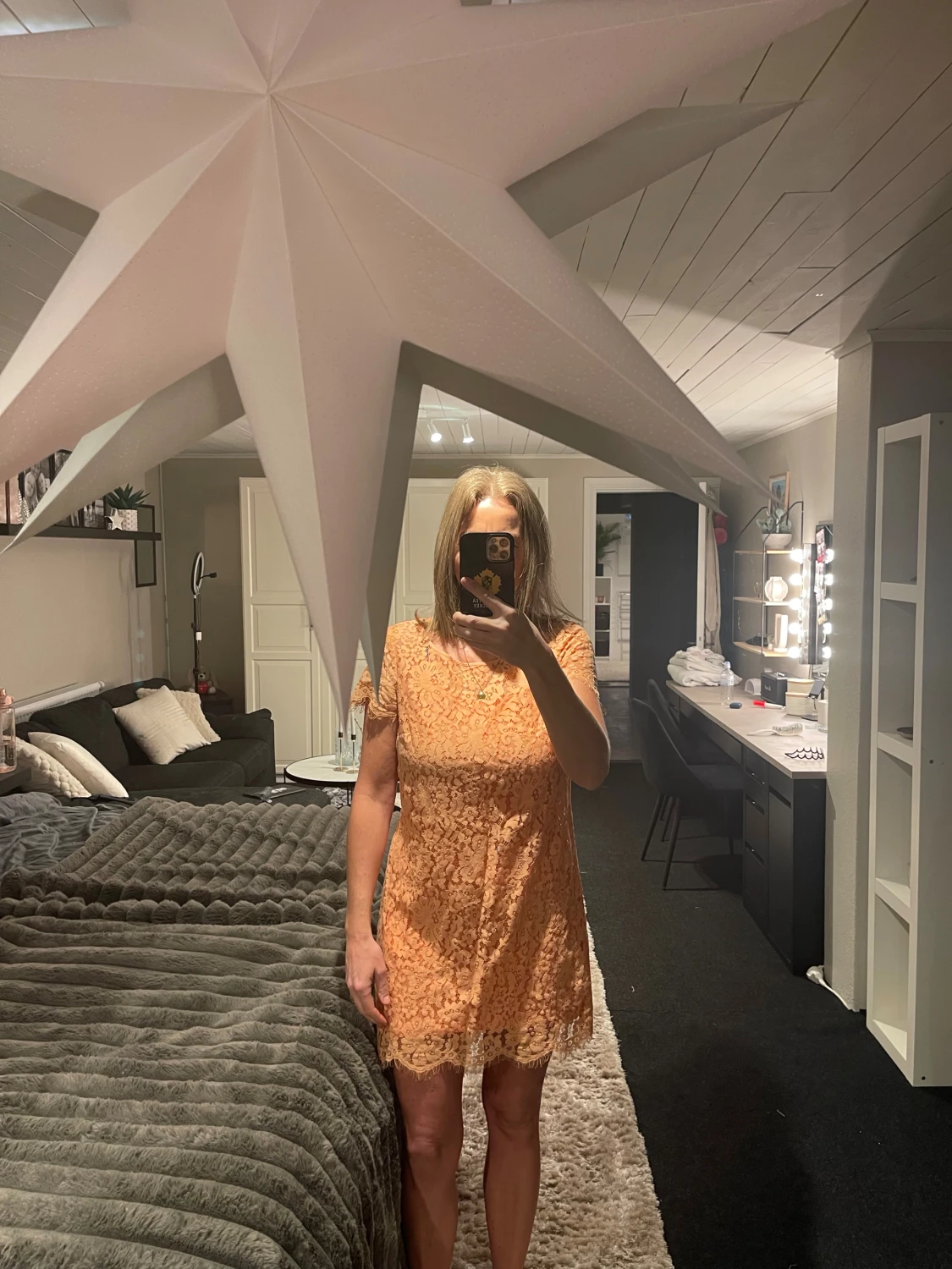 Orange spetsklänning från Stockh LM