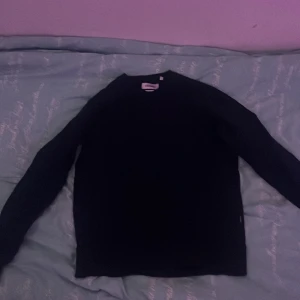 Svart bomullströja från Strömberg - Säljer en  svart långärmad tröja från Strömberg. Tröjan har rund halsringning och en diskret patch med Strömberg 1976 på ärmen. Den är storlek S men passar som M. (Använd max 3 gånger). Pris går att diskutera vid en bra affär  