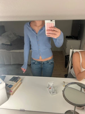 Blå Kofta  - Fin blå kofta från holy & white, Lindex! Mycket använd men inga skador eller konstigheter.