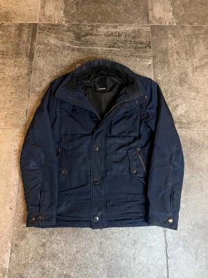 J. Lindeberg Feild Jacka - Tja! säljer min riktigt schyssta feild från J. Lindeberg👏 I bra skick med ett litet litet hål som inte påverkar användning alls🫡 Storlek M!