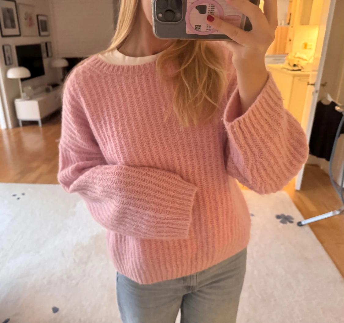 Mysig ljusrosa stickad tröja