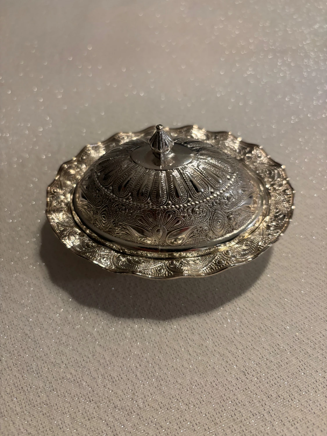 Liten fin ask med avtagbart lock.