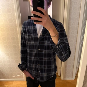 Gant skjorta  - Hej. Säljer en fin gant skjorta i ett gott skick! Modellen är 183 cm lång. Nypris 1299 / Mitt pris 399 kr. Pris går att diskuteras. 