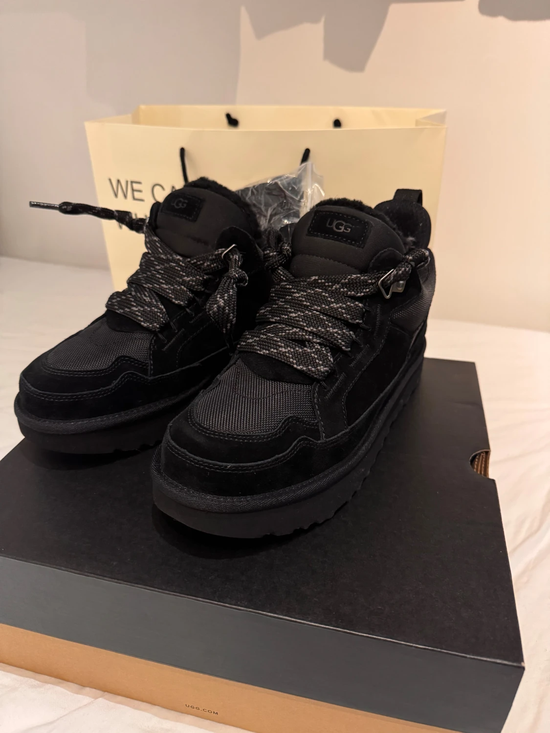 Svarta sneakers från UGG med snörning