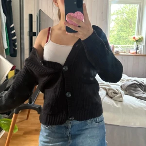 Svart stickad kofta med knappar - Mysig svart stickad kofta med grov ribbstickning från H&M (Säljer bara via Instabox)🌸 Allt jag säljer kommer självklart nytvättat.😊
