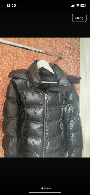 Svart pufferjacka från Massimo Dutti - Säljer denna jackan som är i den gamla modellen som jag köpt här på vinted, inga defekter alls! 