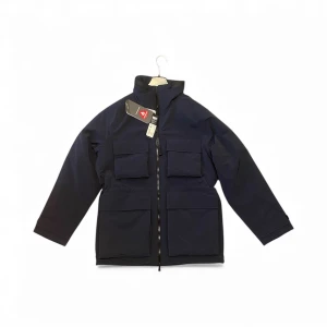 J.Lindeberg jacka - En stilren jacka från J.Lindeberg med prislappen kvar. Den är aldrig använd och i storlek S (stor i storleken) Jackan passar perfekt i skidbacken eller i staden. Den är fodrad med dun och med ett nypris på 4200 kr! God Jul, Sbstyle🎄