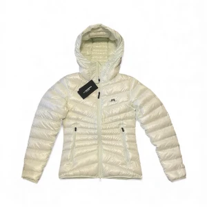 J.Lindeberg jacka - En sprillans ny J.Lindeberg jacka med lappen kvar. Den kostar cirka 3000 nypris och är perfekt julklapp till julen. Det är en dam jacka i storlek S. Hoppas du blir nöjd, Sbstyle:)