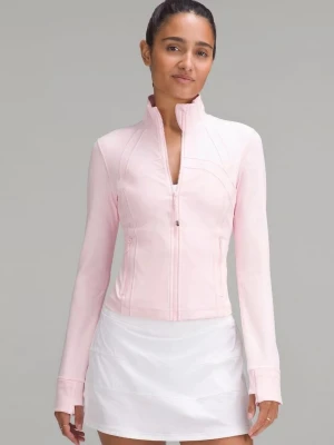 Lululemon Defined cropped jacket i milkshake - Supersnygg  defined cropped jacket från Lululemon med dragkedja framtill och hög krage i färgen milkshake. Jackan har figurnära passform, långa ärmar med tumhål och diskreta sömdetaljer. Perfekt för träning eller en aktiv vardag. Utan defekter eller tecken på användning, vid snabbaffär är priset något diskuterbar.