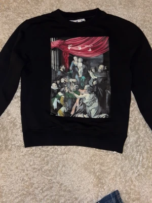 Off White Caravaggio XS - Säljer min Off White tröja då jag inte använt den på ett tag. Mycket bra skick, använt ett fåtal gånger. Nypris 370$