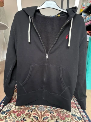 Svart Ralph Lauren hoodie - Säljer nu denna hoodie eftersom den har blivit för liten. Skriv vid fundering!