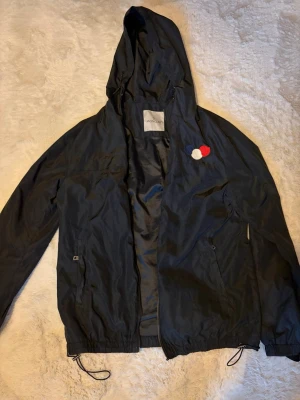 Moncler Lightjacket Triple logo L/M - Säljer min moncler jacka storlek L/M, Dragkedjan fattas då det inte går att stänga den, men går att fixa/ersätta för 100-200 kr. 