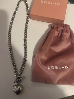 Edblad halsband!! - Ett jättefint Edblad halsband som endast är använt en gång!! Orginal priset är 799kr men lägger upp de för 500kr då de i princip är helt oanvänt. Inga defekter, pris kan diskuteras❣️❣️
