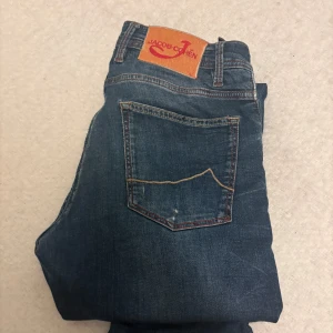 Jacob Cohen jeans - Jacob Cohen jeans i storlek 31 dom är i fint skick. Modell 688. Har en lagning i skrevet och uppåt som inte syns så mycket vid användning