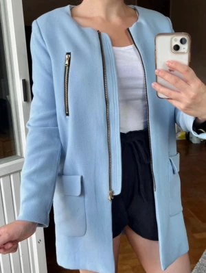 Blå kappa - Blå kappa i storlek XS. Nypris 1000kr.  Från DM Retro / DM Maglic.  Liten färgändring på axeln, se bild, syns knappt, annars väldigt fint skick!