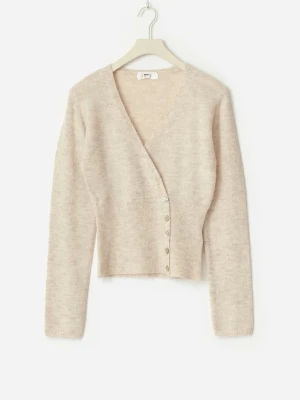 Beige omlottkofta från Gina Tricot  - Säljer en mjuk och mysig beige omlottkofta från Gina Tricot med v-ringning och fem knappar framtill. Koftan har lång ärm och är tillverkad i ett stickat material. Perfekt att slänga på sig när det är lite kyligt ute. Använd få antal gånger.