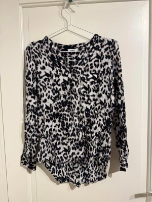 Mönstrad blus från only  - Sval blus med knappar från only. Normal passform.