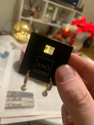 Fina örhängen från snö of Sweden  -  ett par örhängen från SNÖ of Sweden, 
