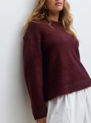 vinröd stickad - supersnygg vinröd stickad från Gina! Endast använd ett par gånger, egna bilder kommer 💗