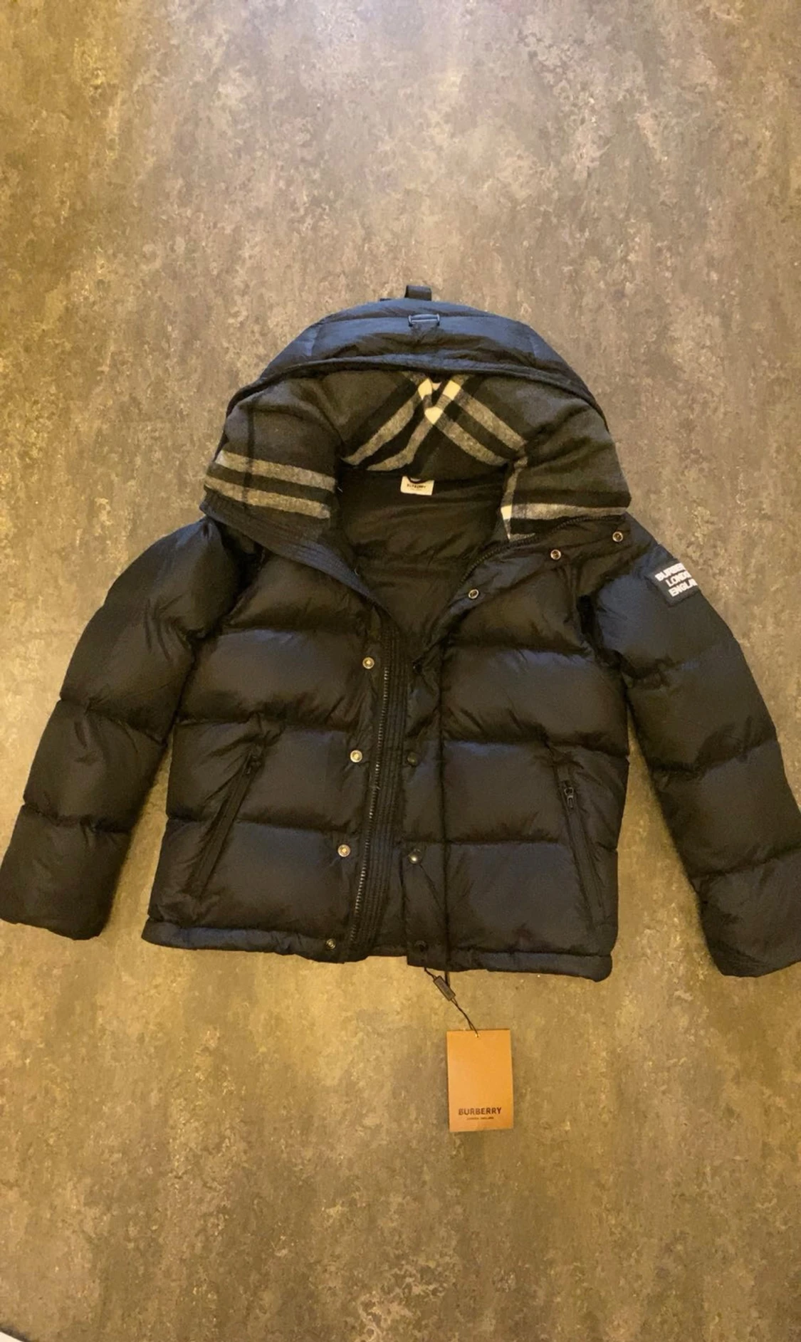 Svart dunjacka från Burberry med avtagbara ärmar - 1