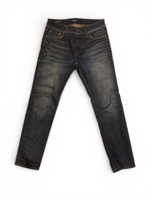 Marinblå jeans från Jack & Jones - Tja säljer ett par otroligt snygga Jack&Jones Jeanas. Efter många användningar har vi fått en mycket naturlig och snygg slitning på jeansen.  Modell: Tim Storlek: 29/30 Skick: 8,5/10