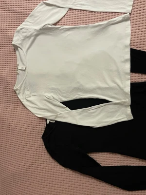 Svart och vit långärmad topp H&M XS - Två stilrena långärmade toppar från H&M i storlek XS, en i svart och en i vit. Båda har rund hals och är tillverkade i mjuk bomull.. Snygg basic för garderoben! Vill man bara köpa en av dem så går det bra, skriv till mig isåfall. 💓💓