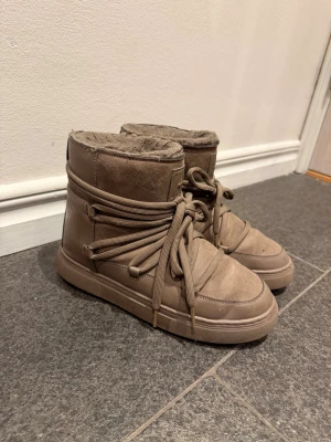 SnöBoots  - inuikii liknande skor från h&m i super fint skick 