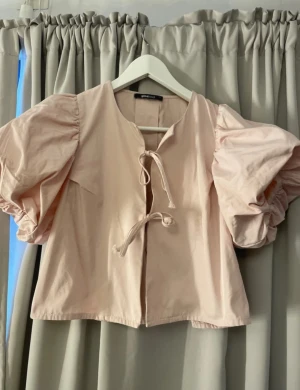 Rosa topp Gina tricot  - Säljer den här rosa toppen från Gina i stl S. Som ny💗