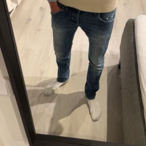 Dondup Jeans - Säljer dessa as feta Dondup jenas med lite slitningar fram som rockar locken!! Riktigt schyssta till både fest och fritid. Hör av er för frågor och funderingar!!