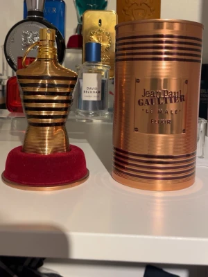 Jean Paul Gaultier Le Male Elixir - Snygg och unik parfymflaska i metall-look från Jean Paul Gaultier. Volymen är 75 ml. Tillverkad i Frankrike. Perfekt för dig som vill sticka ut med din stil.
