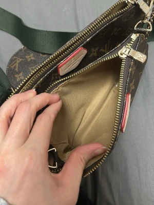 Bruno Liljeforsgatan  - Jag säljer min fina väska eftersom jag köpte en större och jag använder den inte längre. Den är felfri och väldigt fin.