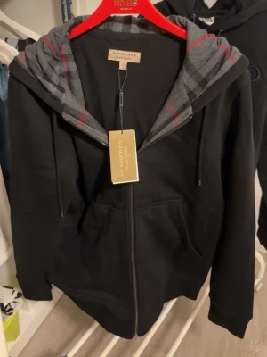Burberry zip - Burberry zip tröja, fina mönster, riktig sexig på en sexig grabb