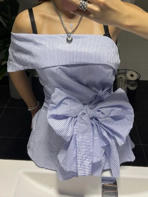 Randig offshoulder blus med stor rosett - Super fin topp❣️❣️aldrig använd och köpte den här på Plick så vet tyvärr inte vart den är ifrån