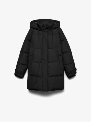 Svart pufferjacka med huva - Säljer en svart pufferjacka med huva och snörning. Jackan har långa ärmar, stora fickor framtill och dragkedja. Perfekt för kalla dagar när du vill hålla dig varm och stilsäker.jackan är använd en gång säljer den pga problem med dragkedjan då det svårt och dra den upp och ner annars jackan är perfekt den är over size  så det kan även passa storlek s 