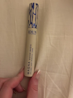 IDUN Minerals Magna Water Magic Mascara - Volymmascara från IDUN Minerals i beige tub med blått mönster på locket. Magna Water Magic ger volym och är enkel att ta bort med vatten. Perfekt för dig som vill ha vårdande ingredienser och snygga fransar.
