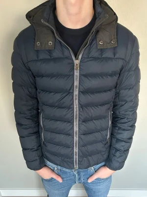 Colmar jacka - Tja säljer nu denna riktigt snygga och populära colmar jacka i storlek M där nypris är cirka 4500kr, skick 8,5/10 vid minsta lilla fundering är det bara att höra av sig! Mvh Santén 